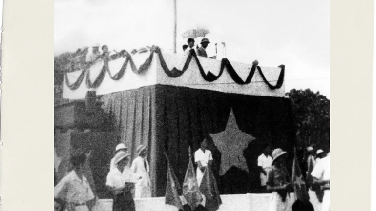 Chủ tịch Hồ Chí Minh đọc Tuyên ngôn Độc lập sáng 2/9/1945. (Ảnh: TTXVN)