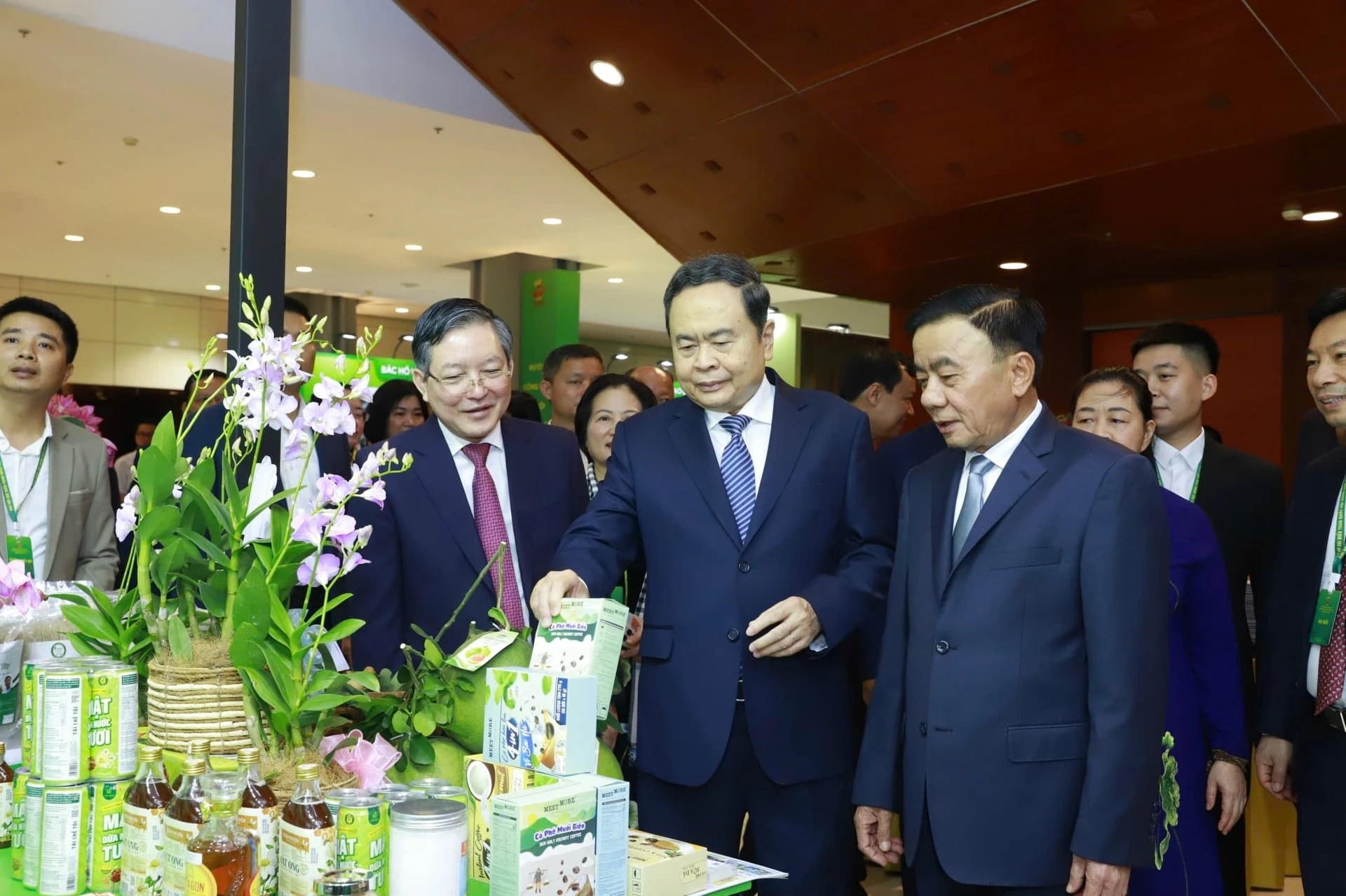 Chủ tịch Quốc hội Trần Thanh Mẫn, Thường trực Ban Bí thư Trần Cẩm Tú thăm gian hàng trưng bày bên lề Đại hội.