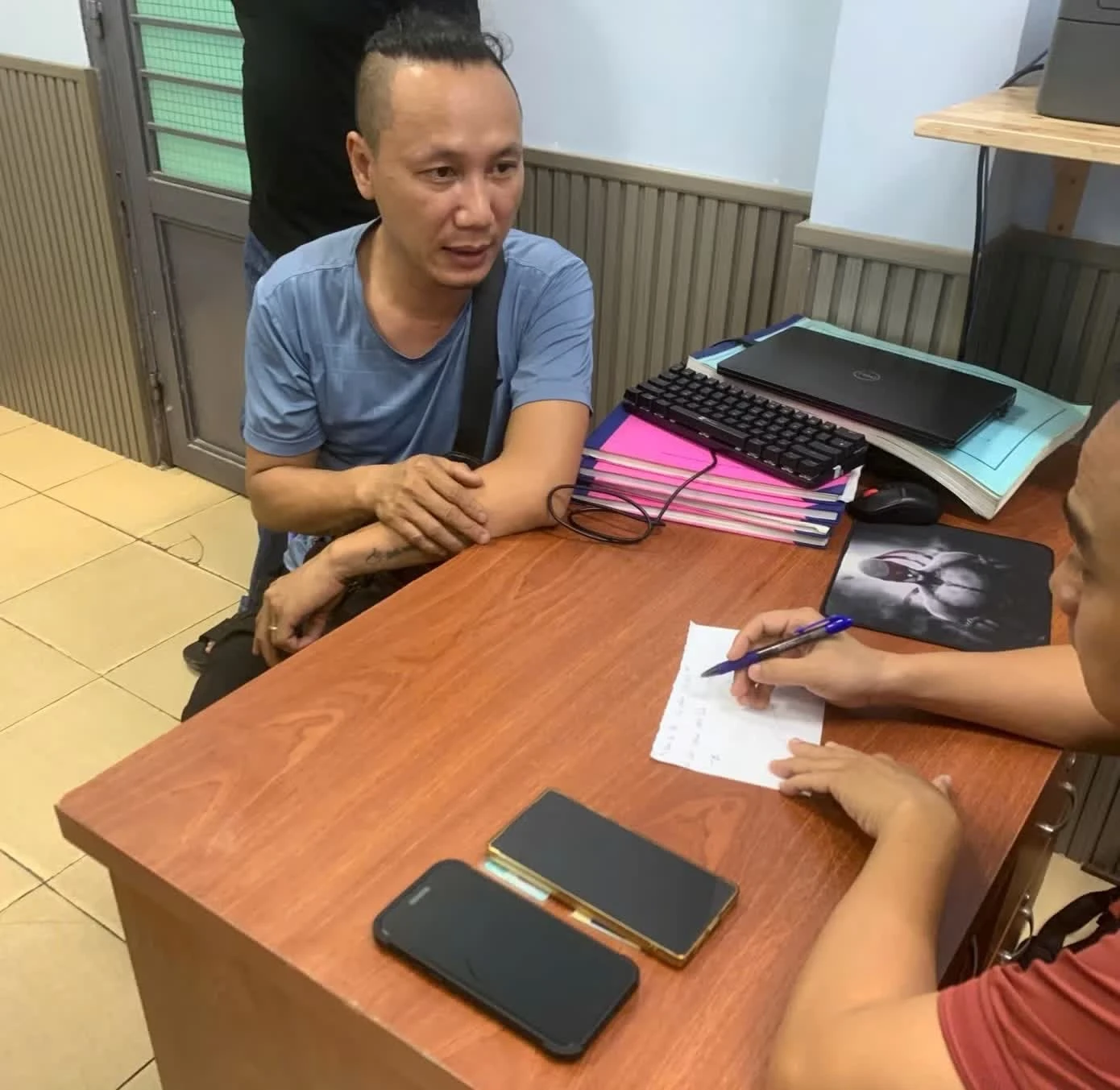 Một đối tượng khai nhận hành vi với lực lượng chức năng.