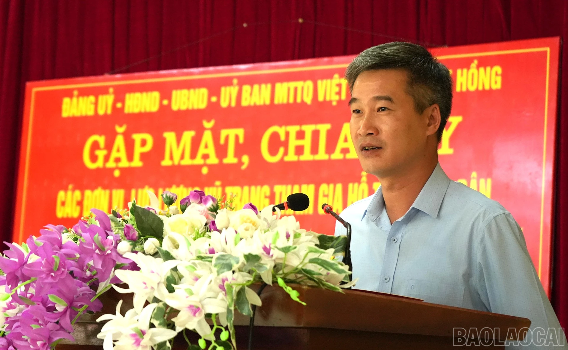 Đồng chí Hoàng Mạnh Hà - Bí thư Đảng ủy, Chủ tịch HĐND xã phát biểu cảm ơn các đơn vị, lực lượng vũ trang giúp Nhân dân Việt Hồng khắc phục hậu quả sau bão.