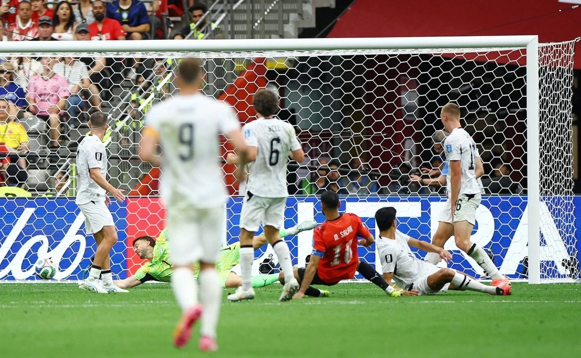 Salah dứt điểm thành bàn giữa vòng vây của các cầu thủ New Zealand.