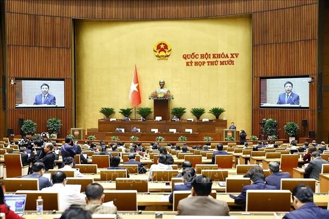 Bộ trưởng Bộ Tài chính Nguyễn Văn Thắng, thừa ủy quyền của Thủ tướng Chính phủ trình bày Tờ trình về 05 dự án: Luật Đầu tư (sửa đổi); Luật sửa đổi, bổ sung một số điều của Luật Quản lý nợ công; Luật sửa đổi, bổ sung một số điều Luật Kinh doanh bảo hiểm; Luật sửa đổi, bổ sung một số điều của Luật Thống kê; Luật sửa đổi, bổ sung một số điều của Luật Giá.