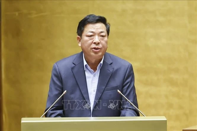 Bộ trưởng Bộ Xây dựng Trần Hồng Minh, thừa uỷ quyền của Thủ tướng Chính phủ trình bày Tờ trình dự án Luật Xây dựng (sửa đổi).