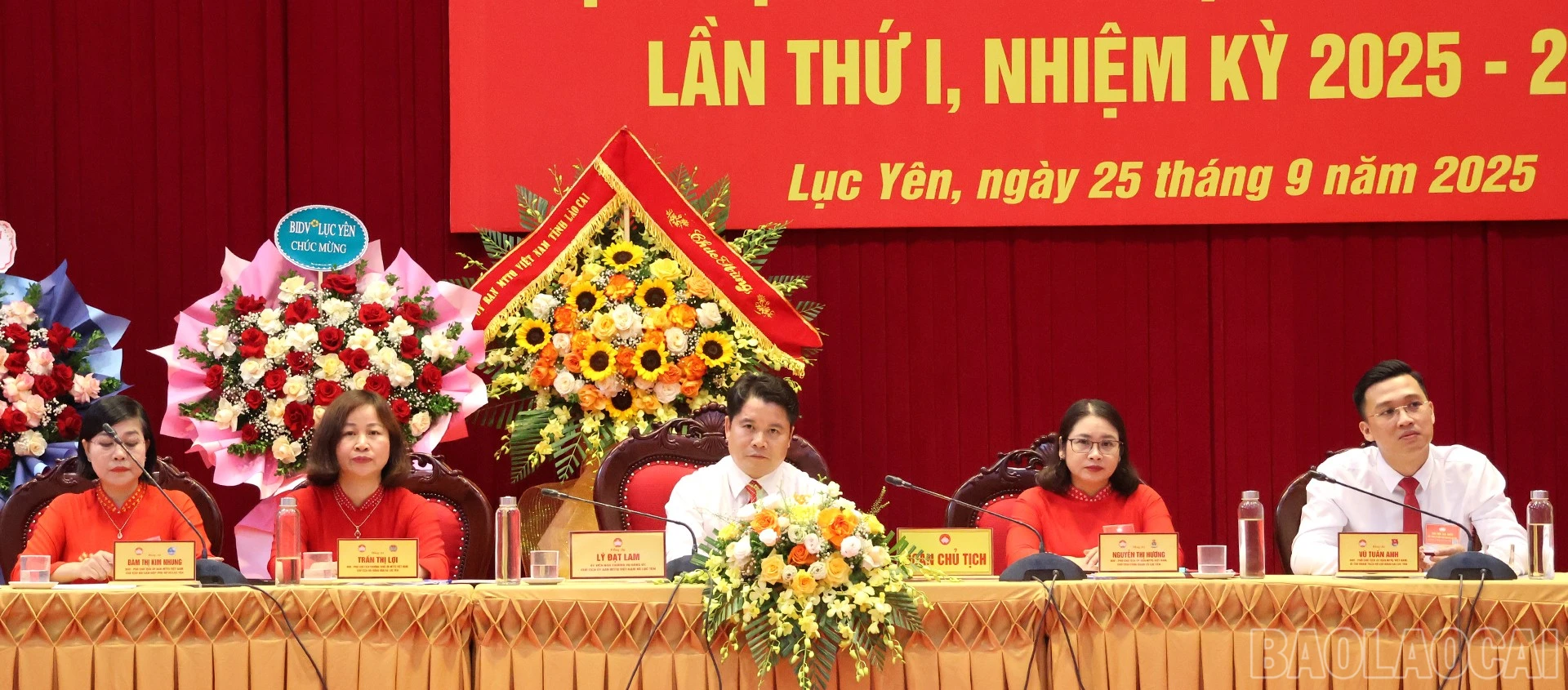 Đoàn chủ tịch điều hành đại hội.