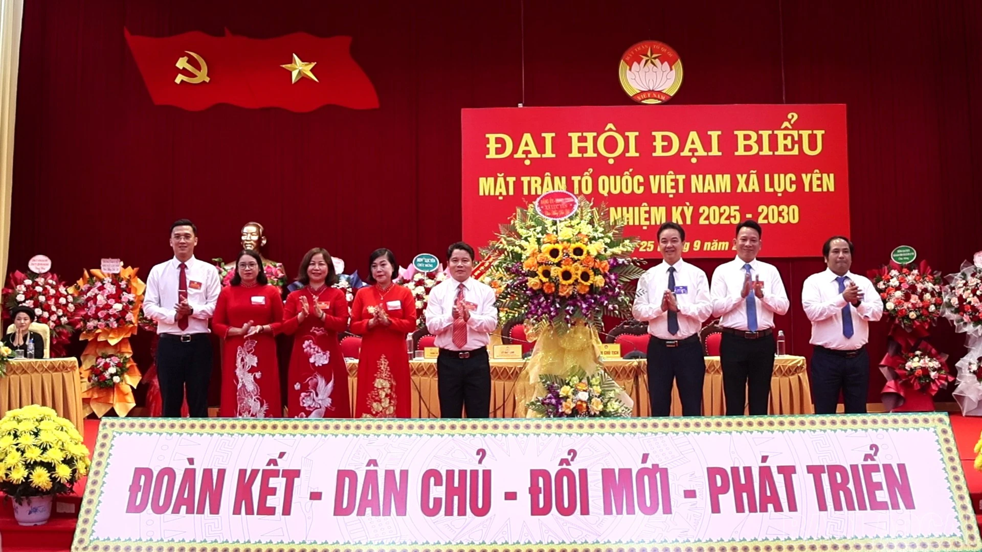 Lãnh đạo xã Lục Yên tặng hoa chúc mừng đại hội.