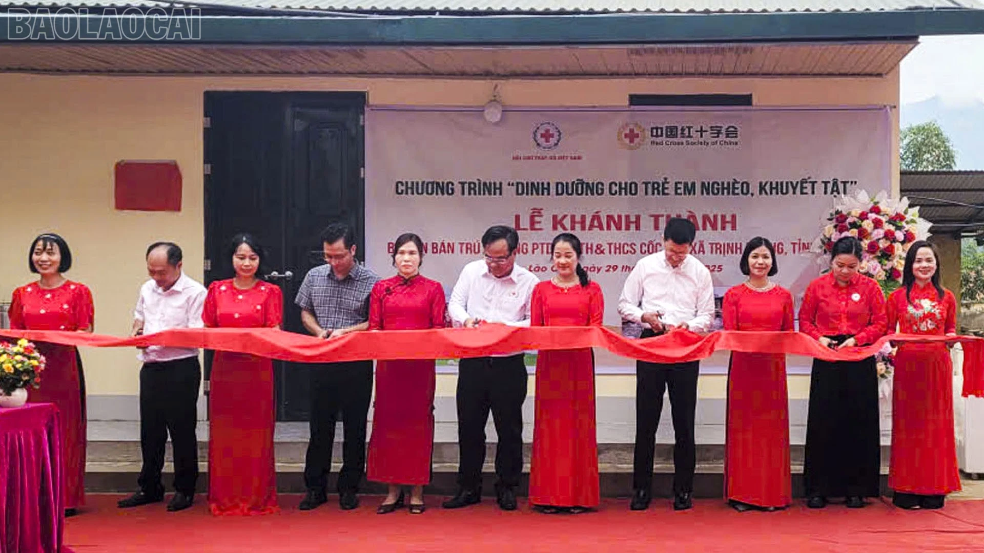 Cắt băng khánh thành công trình.