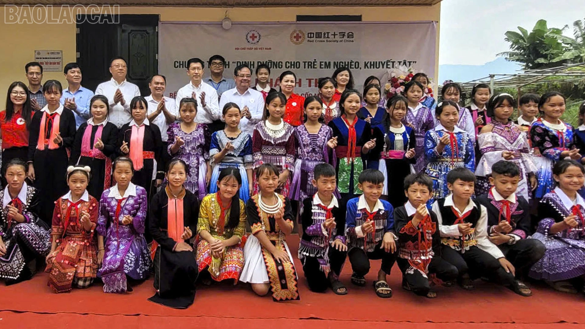 Đại biểu chụp ảnh lưu niệm với học sinh nhà trường.
