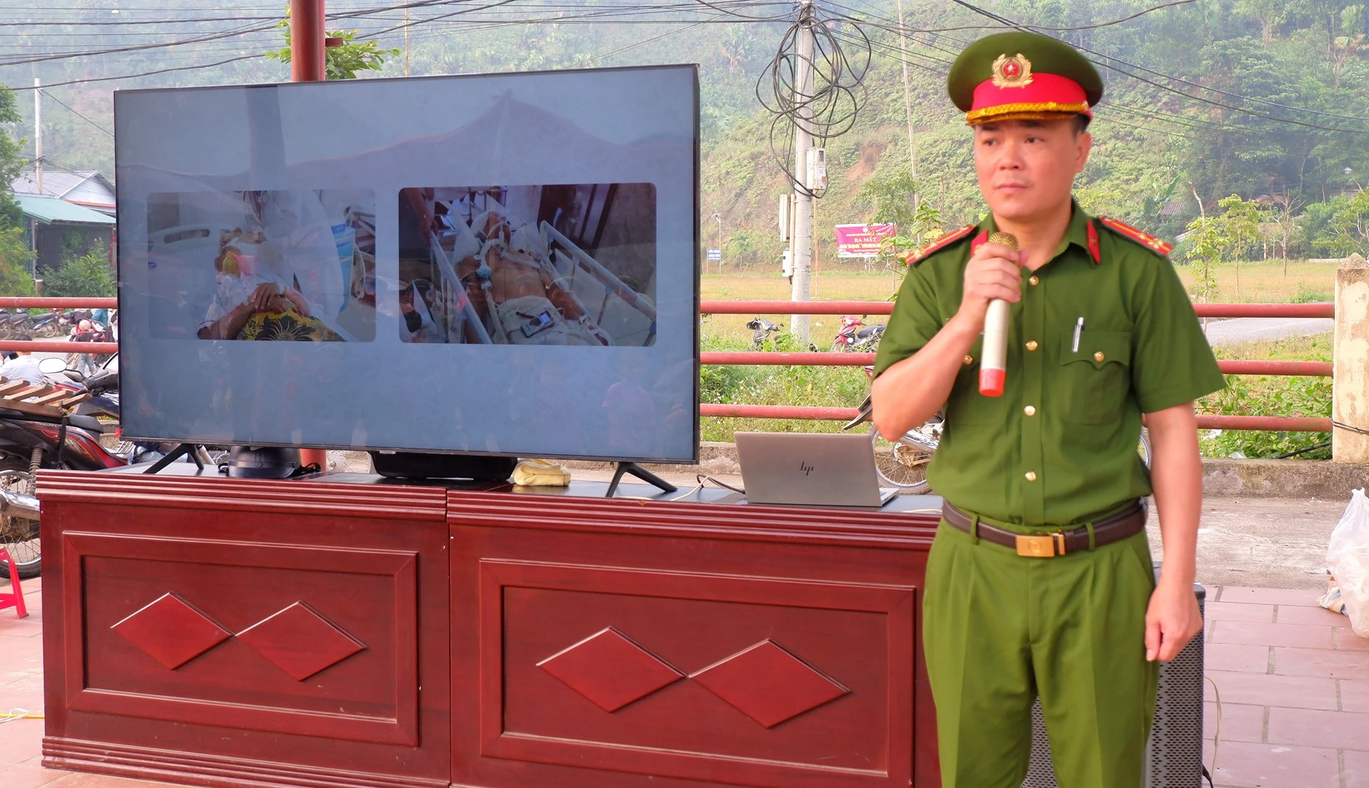 Công an xã cũng trực tiếp tuyên truyền, nhắc nhở bà con nâng cao ý thức chấp hành Luật Giao thông đường bộ.