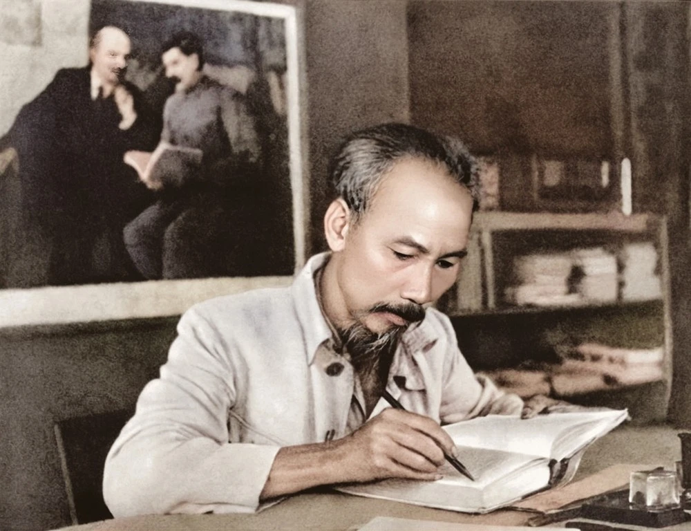 Chủ tịch Hồ Chí Minh trong phòng làm việc tại căn cứ Việt Bắc năm 1951. Hình ảnh trong sách.