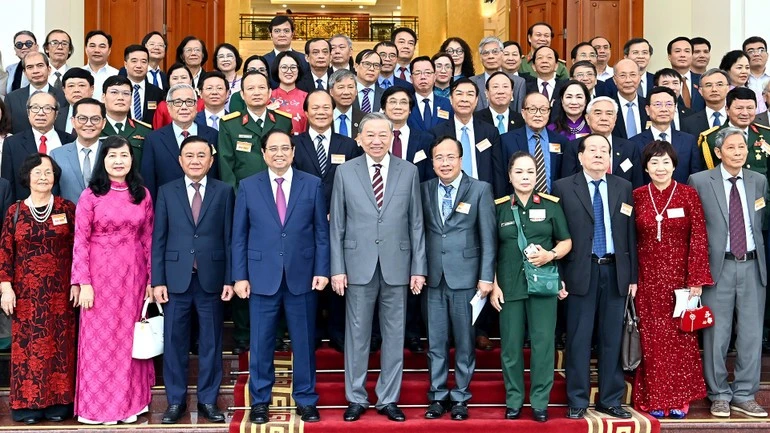 Tổng Bí thư Tô Lâm, Thủ tướng Chính phủ Phạm Minh Chính và các đồng chí lãnh đạo Đảng, Nhà nước với các đại biểu trí thức, nhà khoa học, văn nghệ sĩ.