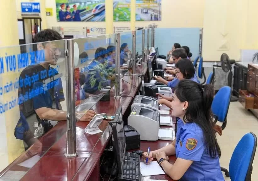 Nhiều người dân vẫn lựa chọn việc đến tận ga để mua vé tàu.