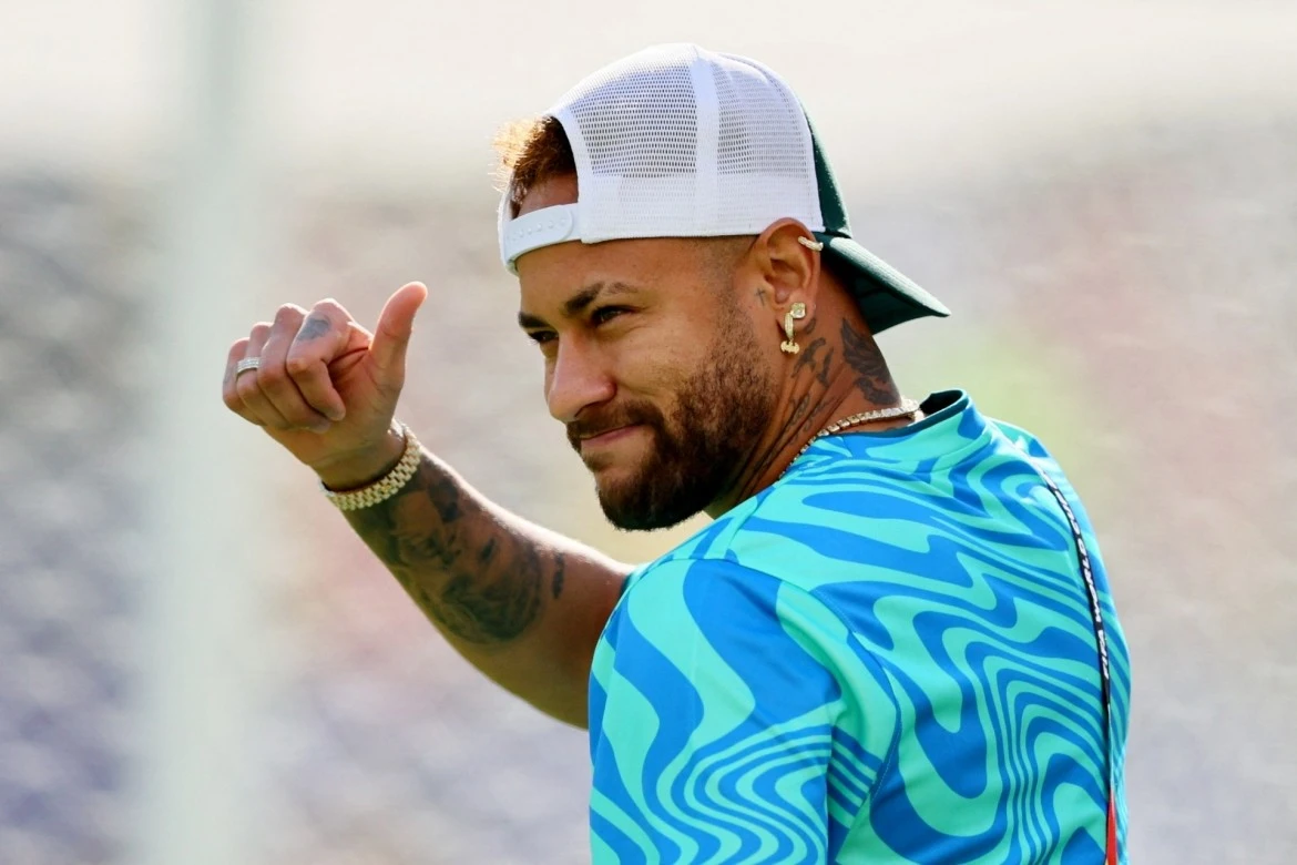 Neymar xuất hiện ở sân MetLife dù không có tên trong danh sách đăng kí thi đấu do vẫn chưa bình phục chấn thương.