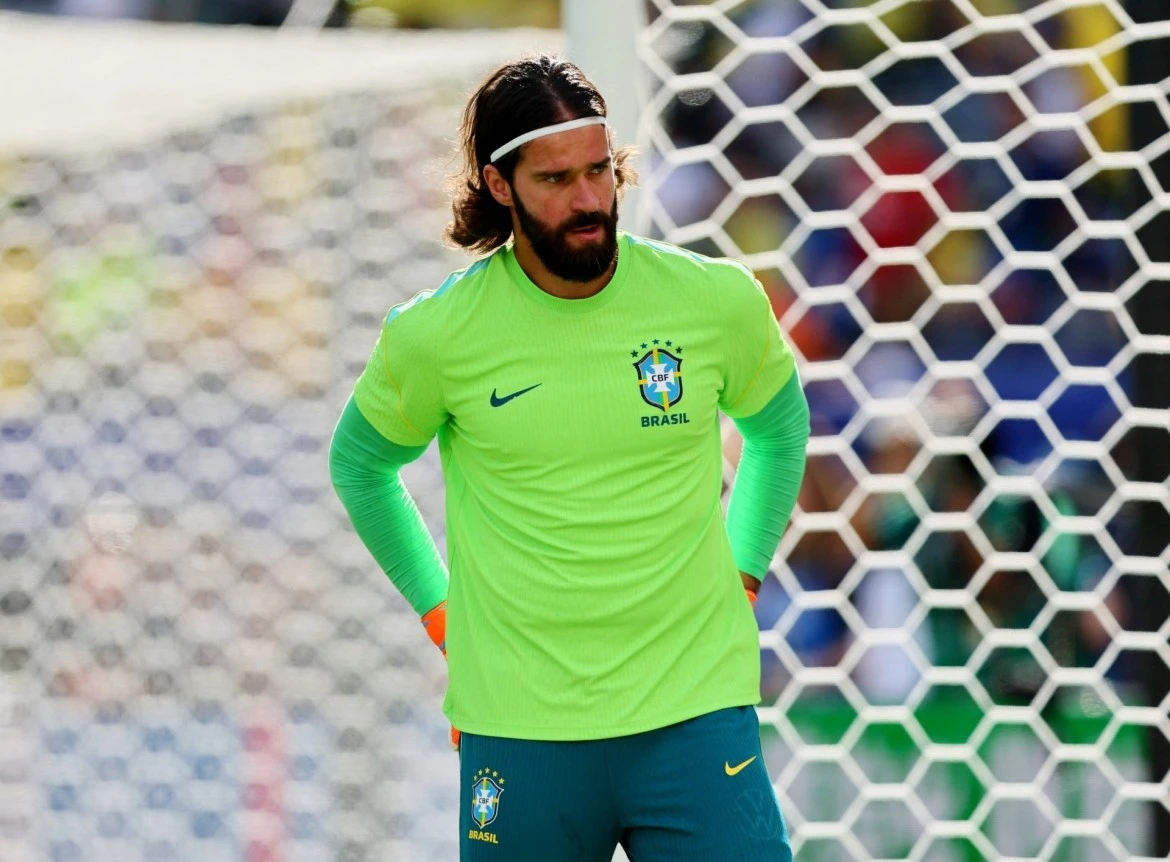 Thủ môn Alisson Becker được lựa chọn bắt chính.