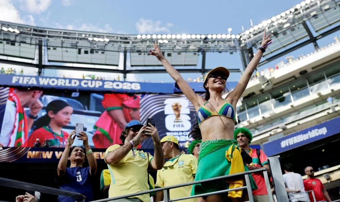 Bầu không khí đầy sôi động được tạo nên bởi CĐV Brazil và Morocco trước giờ bóng lăn trên sân vận động MetLife ở New Jersey, New York, Mỹ