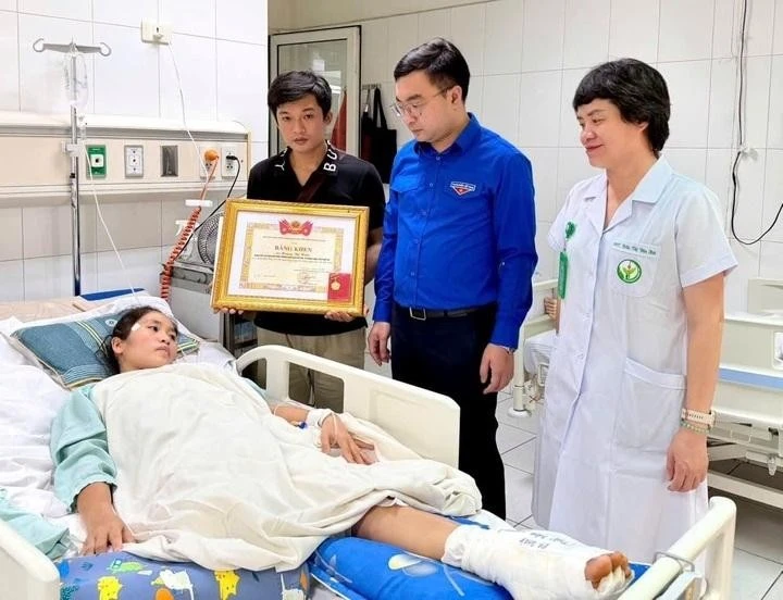 Bí thư Tỉnh đoàn Nghệ An Hồ Phúc Hải thăm hỏi, động viên cô giáo Hoàng Thị Hiền.