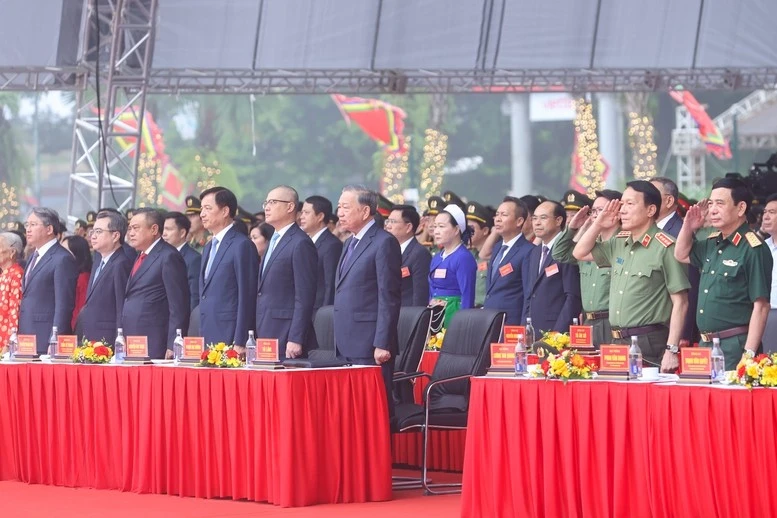 Tổng Bí thư, Chủ tịch nước Tô Lâm và các đại biểu thực hiện nghi thức chào cờ - Ảnh: chinhphu.vn/Nhật Bắc