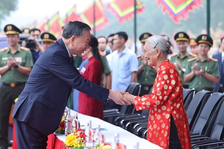 Tổng Bí thư, Chủ tịch nước Tô Lâm thăm hỏi Mẹ Việt Nam anh hùng tại Lễ Kỷ niệm - Ảnh: chinhphu.vn/Nhật Bắc