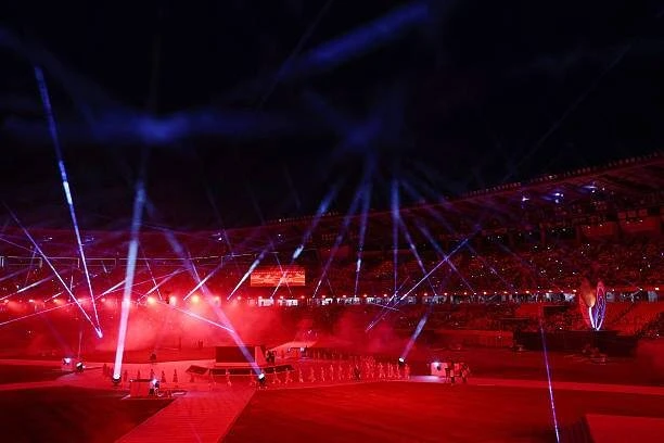 Nghi thức trao lại cờ Olympic cho nước chủ nhà tiếp theo.