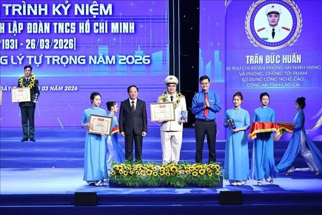 Đồng chí Trịnh Văn Quyết, Ủy viên Bộ Chính trị, Bí thư Trung ương Đảng, Trưởng Ban Tuyên giáo và Dân vận Trung ương, đồng chí Bùi Quang Huy, Ủy viên Trung ương Đảng, Bí thư thứ nhất Trung ương Đoàn trao Giải thưởng Lý Tự Trọng năm 2026.