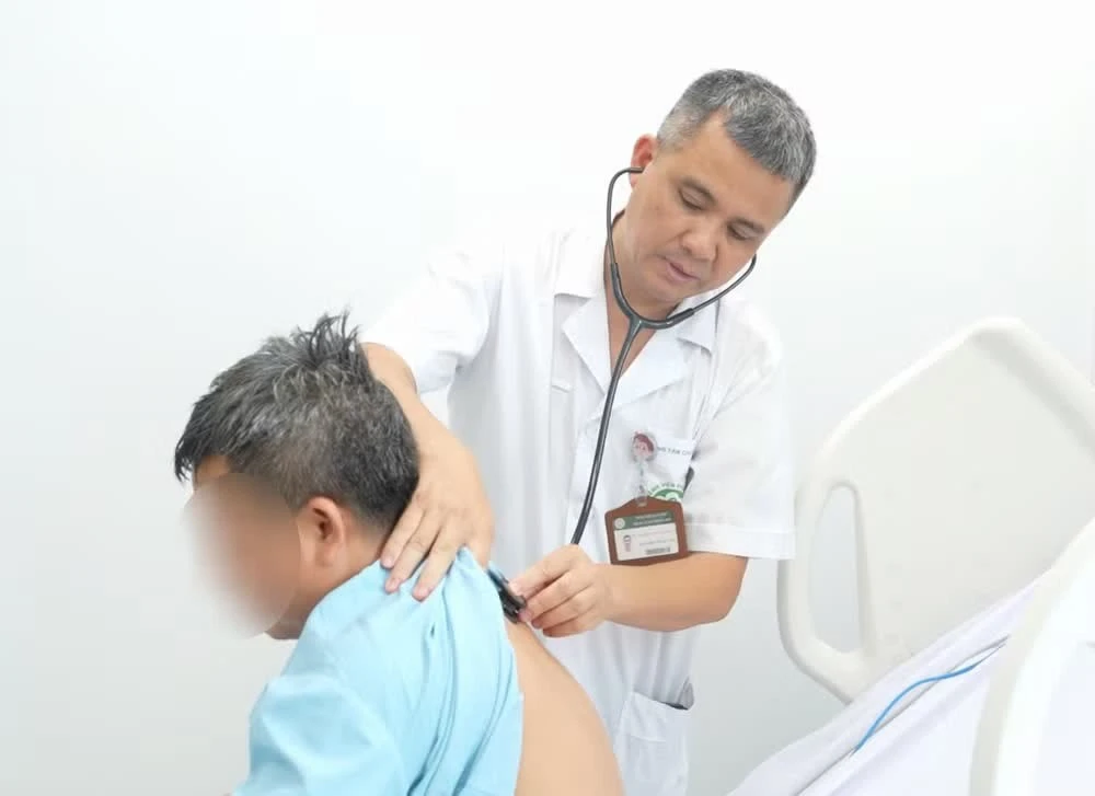 Tiến sĩ, bác sĩ Nguyễn Trung Nguyên - Giám đốc Trung tâm Chống độc, Bệnh viện Bạch Mai thăm khám cho bệnh nhân bị ngộ độc khí.