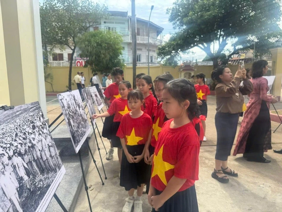 Các em học sinh trường hữu nghị Lào-Việt tỉnh Champasak tham quan triển lãm ảnh “Bác Hồ và quan hệ đặc biệt Việt Nam-Lào”.