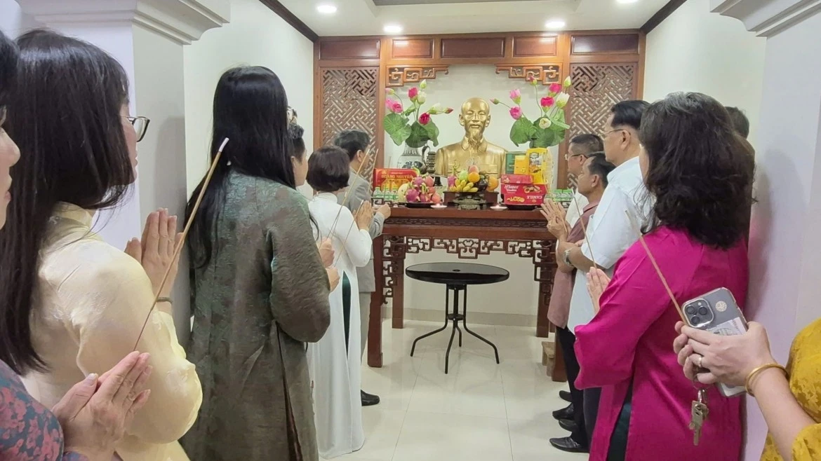 Lễ dâng hương tưởng nhớ Chủ tịch Hồ Chí Minh tại Tổng Lãnh sự quán Việt Nam tại Luangprabang (Bắc Lào).