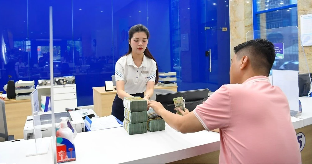 Khách hàng giao dịch tại một ngân hàng ở TPHCM. ẢNH: MINH HUY