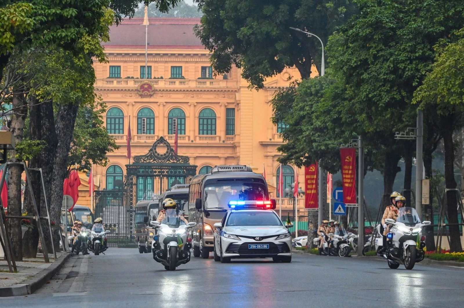 Mục tiêu, yêu cầu cao nhất là: Bảo vệ tuyệt đối an ninh, an toàn, không để xảy ra đột xuất, bất ngờ, không để xảy ra sơ suất dù là nhỏ nhất không chỉ ở nơi diễn ra đại hội, mà trên phạm vi cả nước.