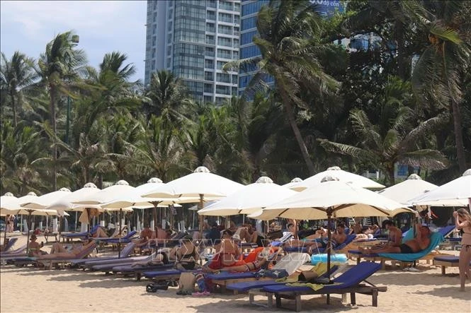 Du khách Nga tại bãi biển Nha Trang. Ảnh minh họa