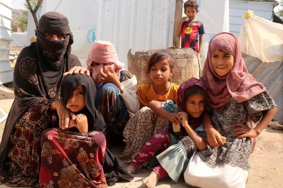 Người dân Yemen sơ tán khỏi khu vực giao tranh tại tỉnh Taiz trong bối cảnh xung đột giữa lực lượng chính phủ và Houthi leo thang. Ảnh: Reuters.