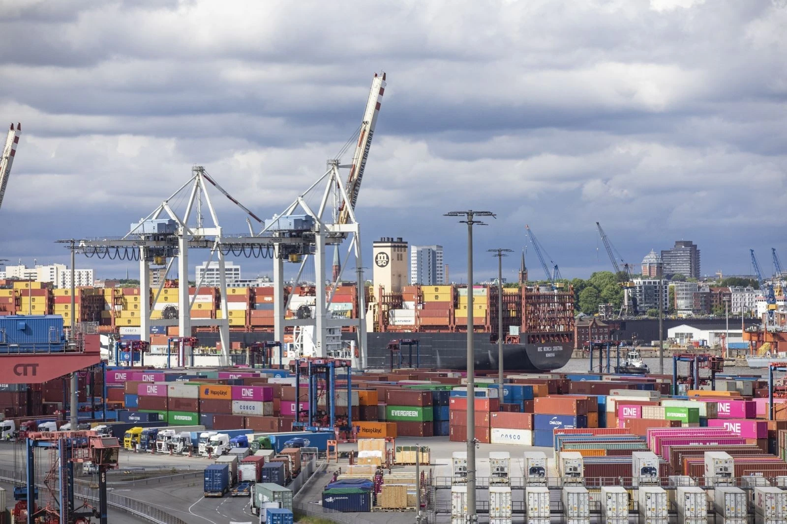 Cảng hàng hóa ở Hamburg, Đức.
