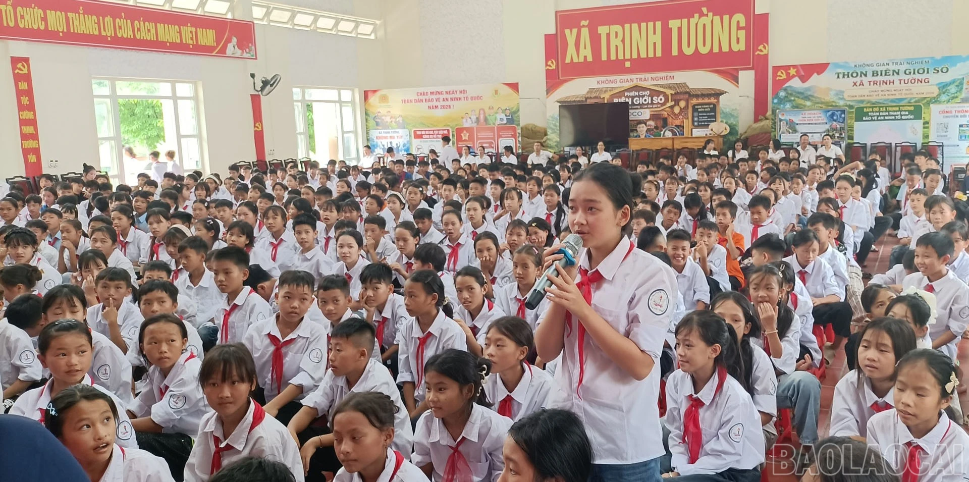 Học sinh trao đổi tại buổi tuyên truyền.
