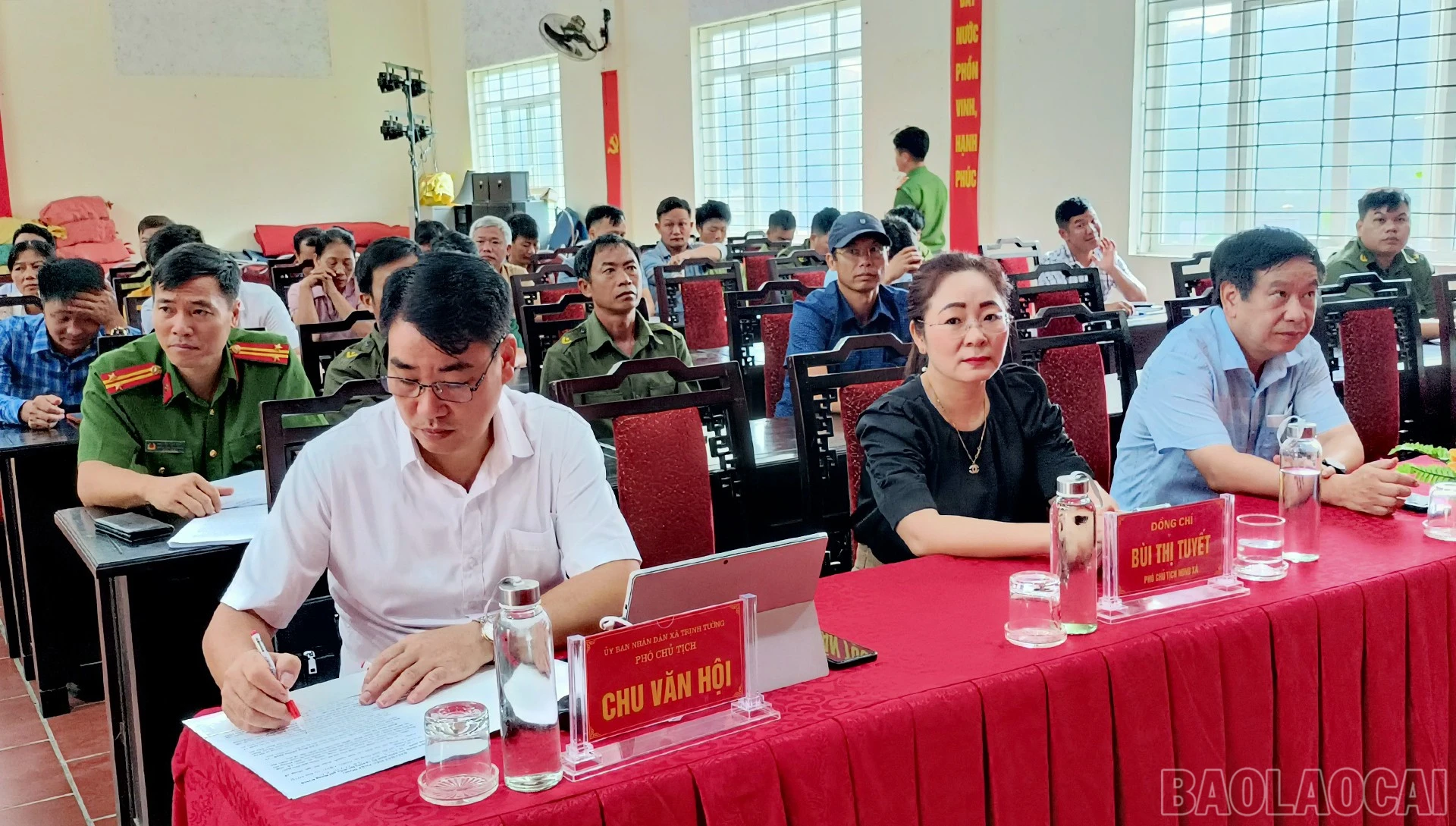 Đại biểu dự lễ ra quân.