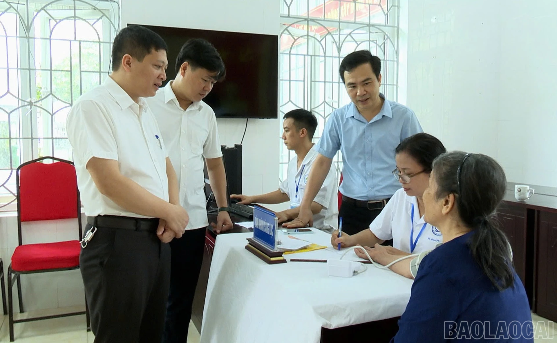 Lãnh đạo phường Yên Bái tham quan hoạt động khám sàng lọc cho người dân.