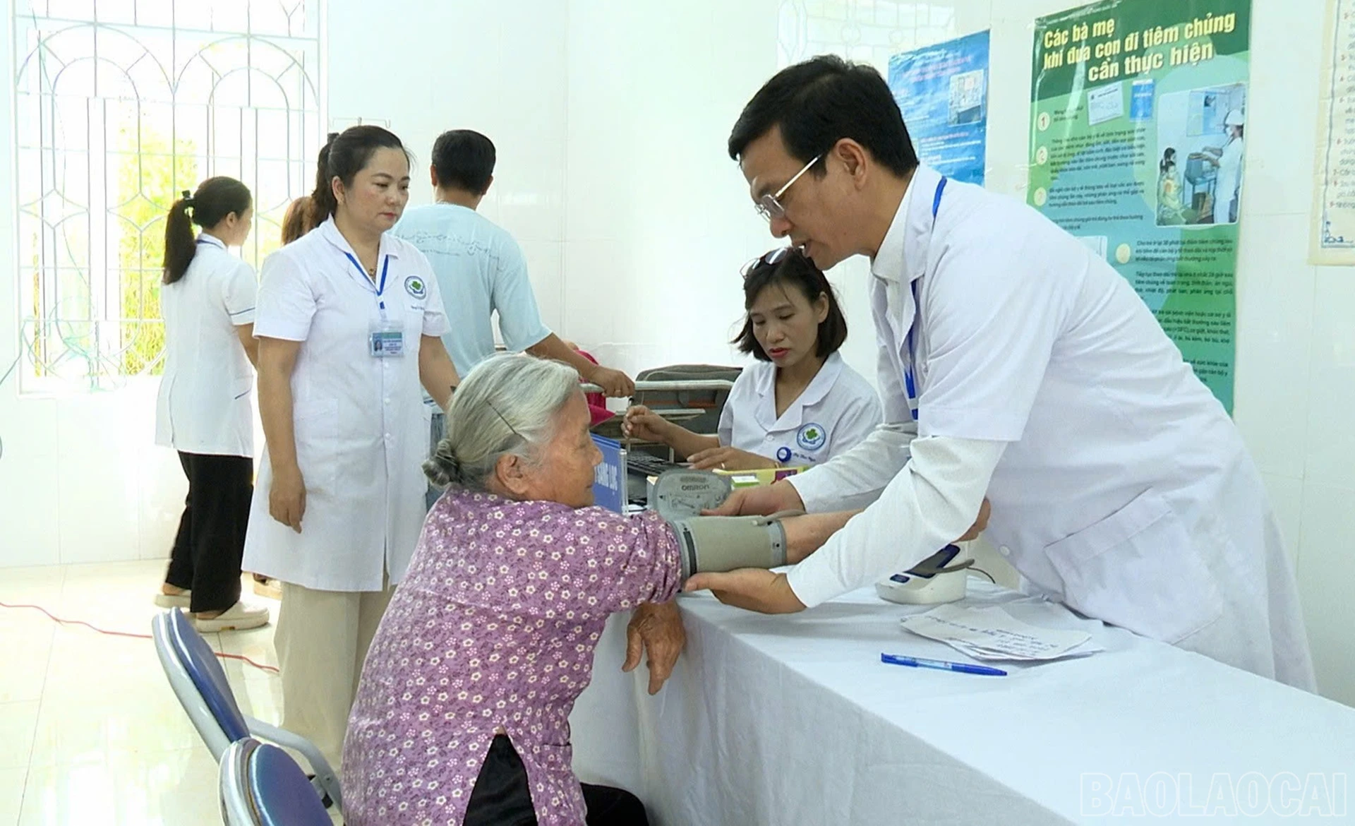 Các y bác sỹ thực hiện khám sàng lọc cho người dân.