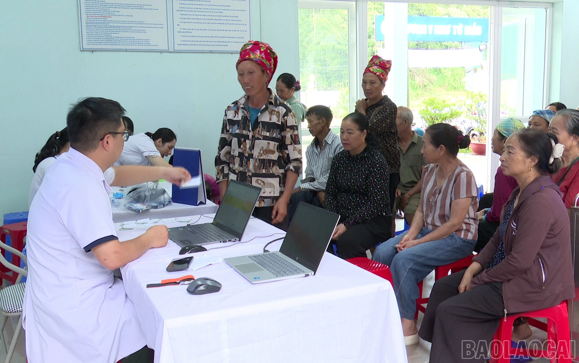 Đông đảo Nhân dân đến khám bệnh và tư vấn sức khỏe.