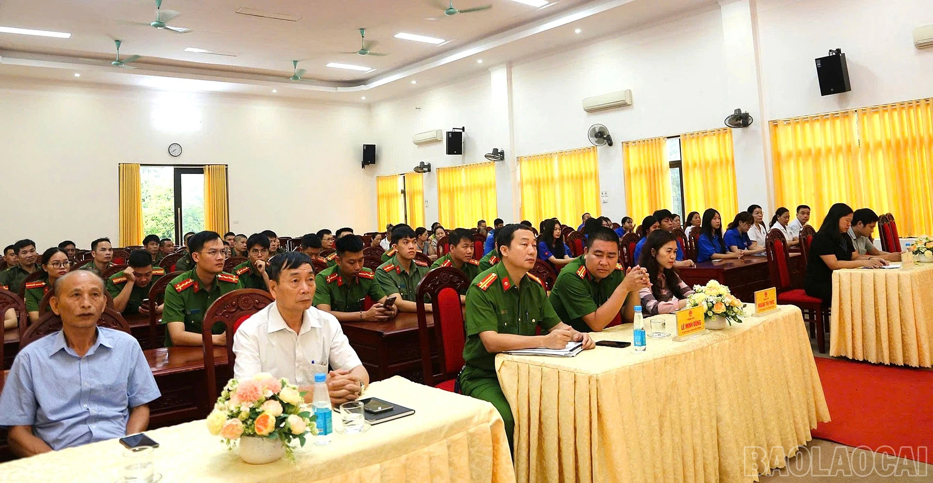 Các đại biểu dự buổi lễ.