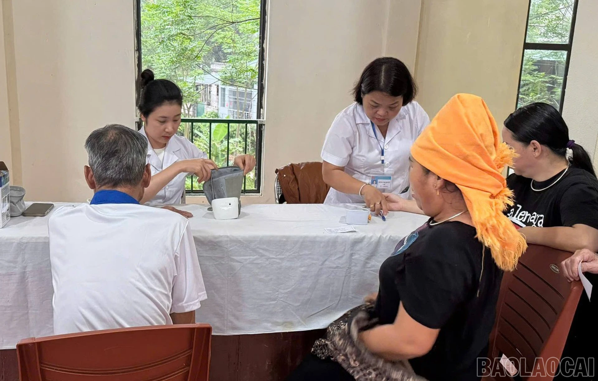 Đông đảo Nhân dân đến khám bệnh.