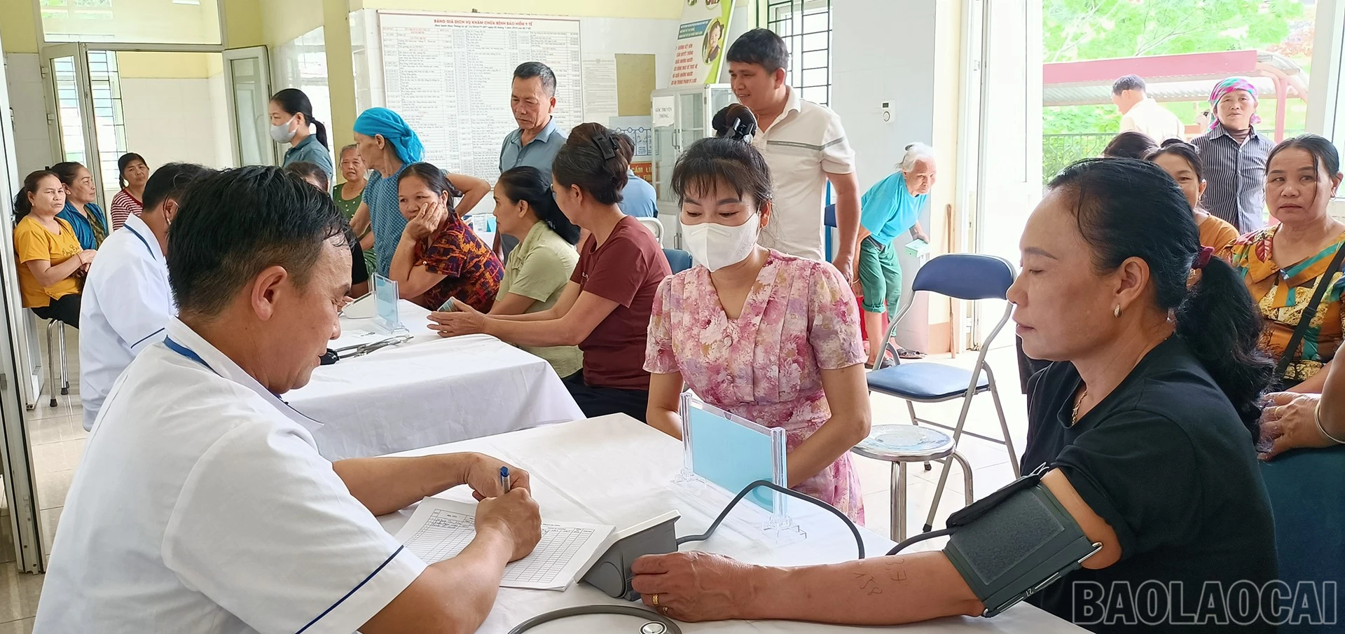 Khám sàng lọc và phát thuốc cho cán bộ và Nhân dân tại lễ phát động.