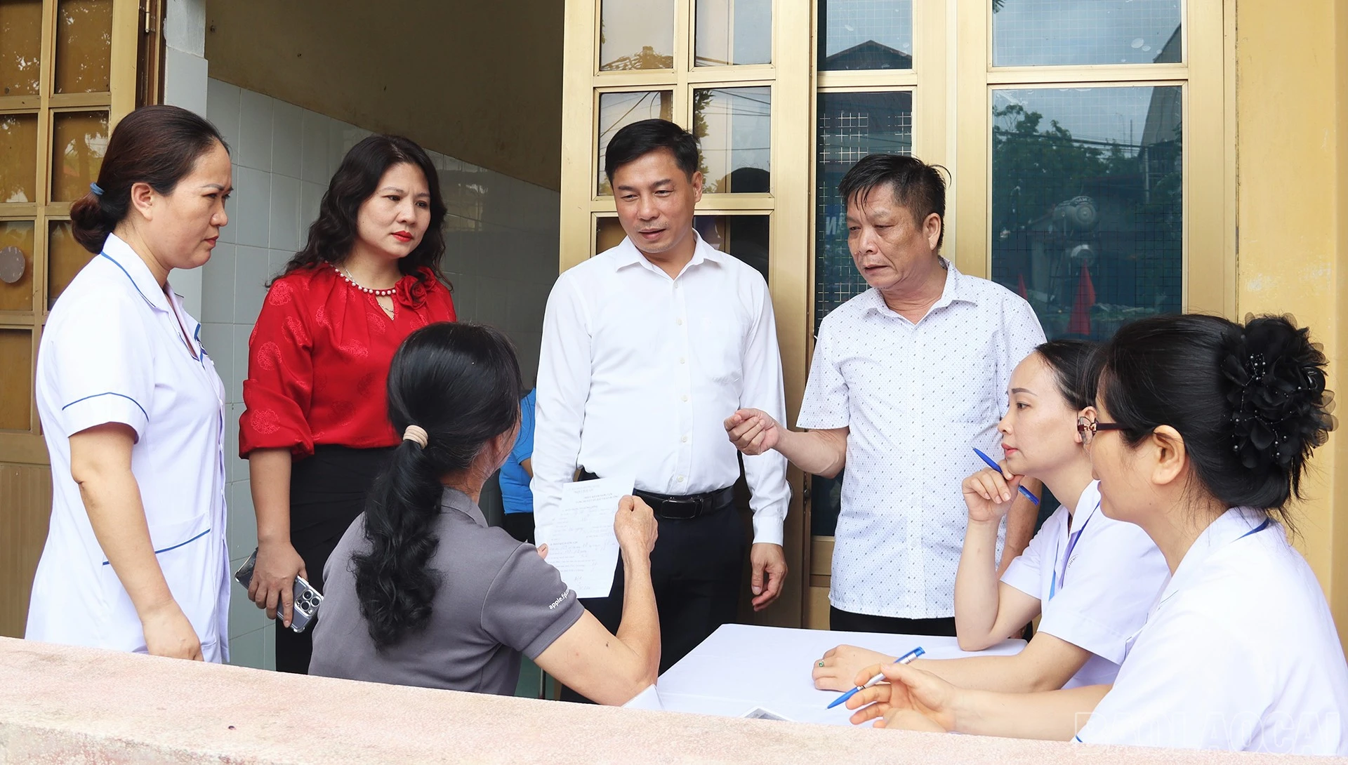 Các đại biểu thăm hỏi Nhân dân tới khám sức khỏe.