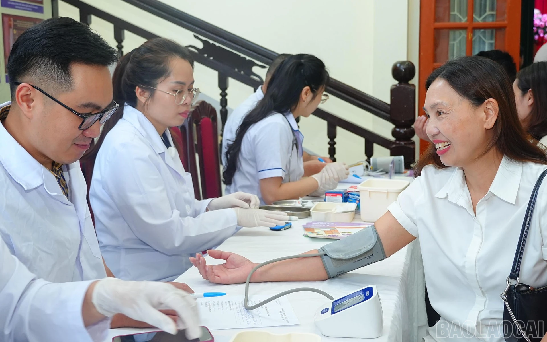 Người dân được tư vấn và khám sàng lọc tăng huyết áp.