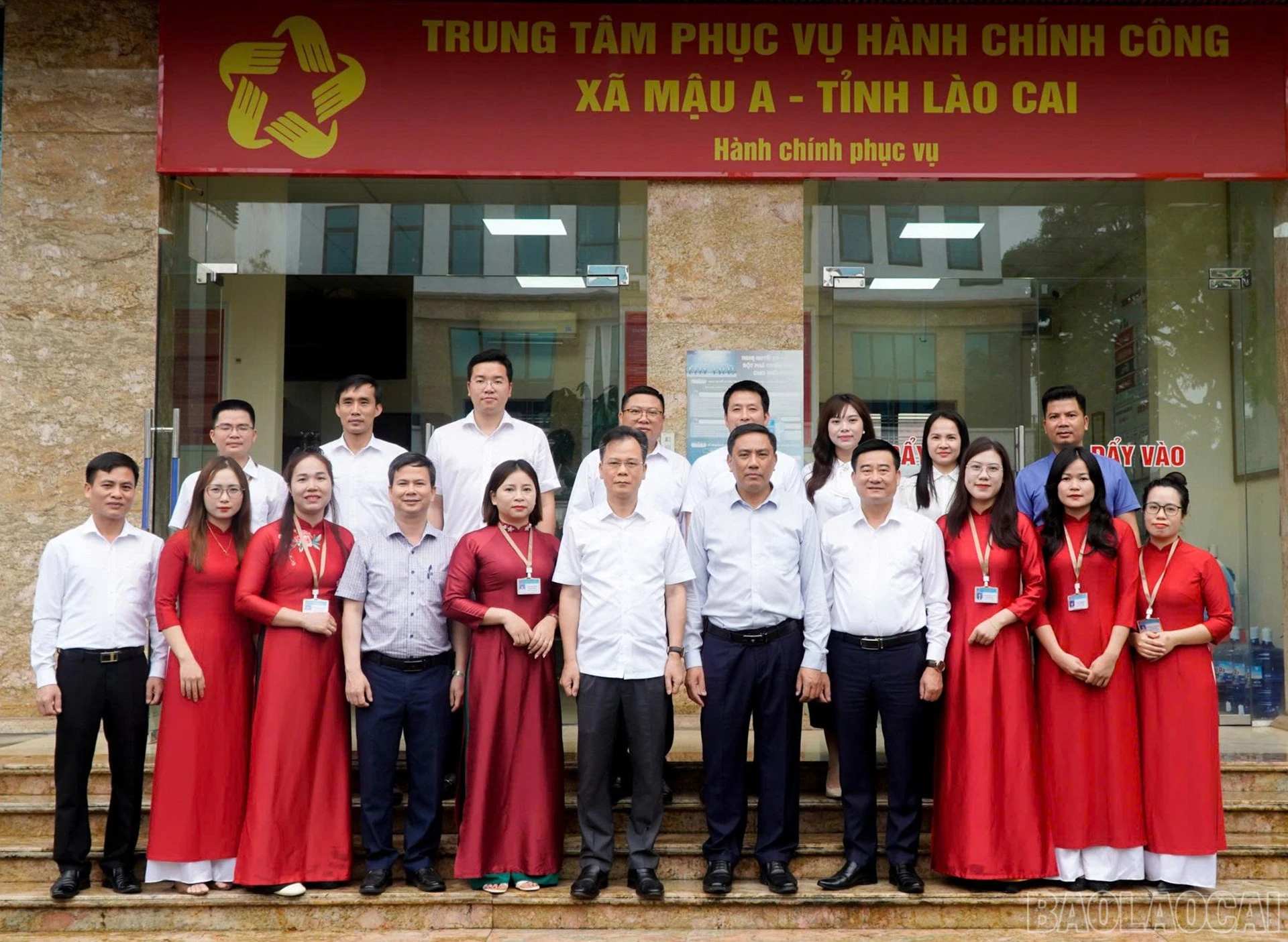 Đồng chí Hoàng Giang - Phó Bí thư Thường trực Tỉnh ủy, Chủ tịch HĐND tỉnh và đồng chí Nguyễn Thành Sinh - Phó Chủ tịch UBND tỉnh chụp ảnh cùng lãnh đạo xã và cán bộ Trung tâm Phục vụ hành chính công xã Mậu A.