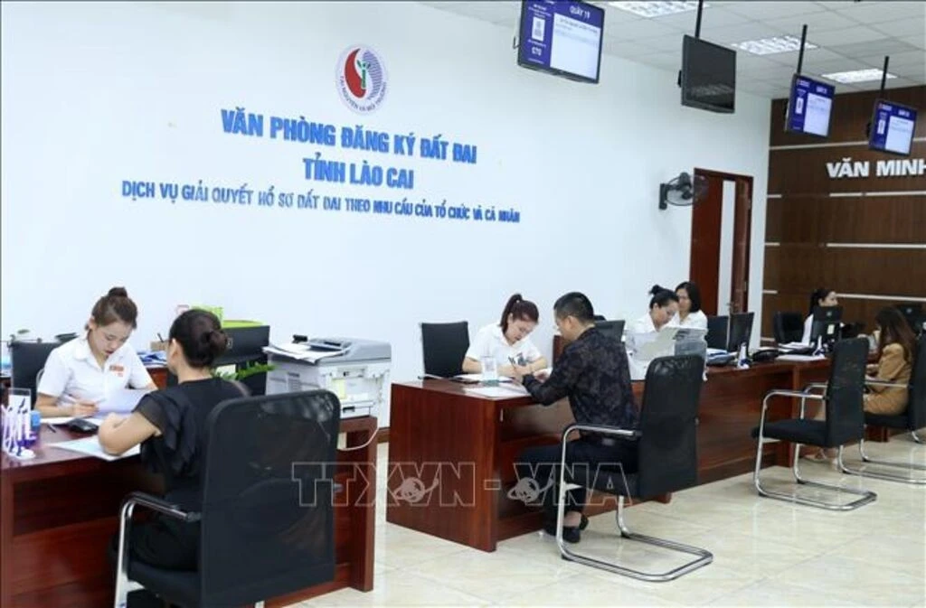 Người dân, doanh nghiệp đến bộ phận một cửa Trung tâm dịch vụ hành chính công tỉnh Lào Cai giải quyết thủ tục hành chính. Ảnh (tư liệu) minh họa