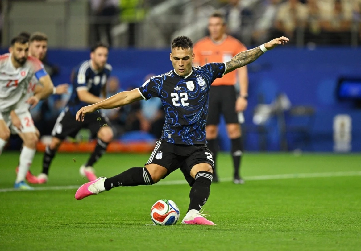 Lautaro Martinez lạnh lùng đánh lừa thủ môn Jordan trên chấm phạt đền.