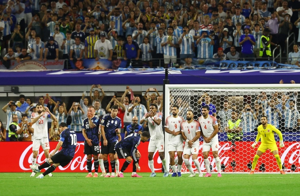 Khoảnh khắc "thiên tài" của Messi. (Ảnh: Reuters)
