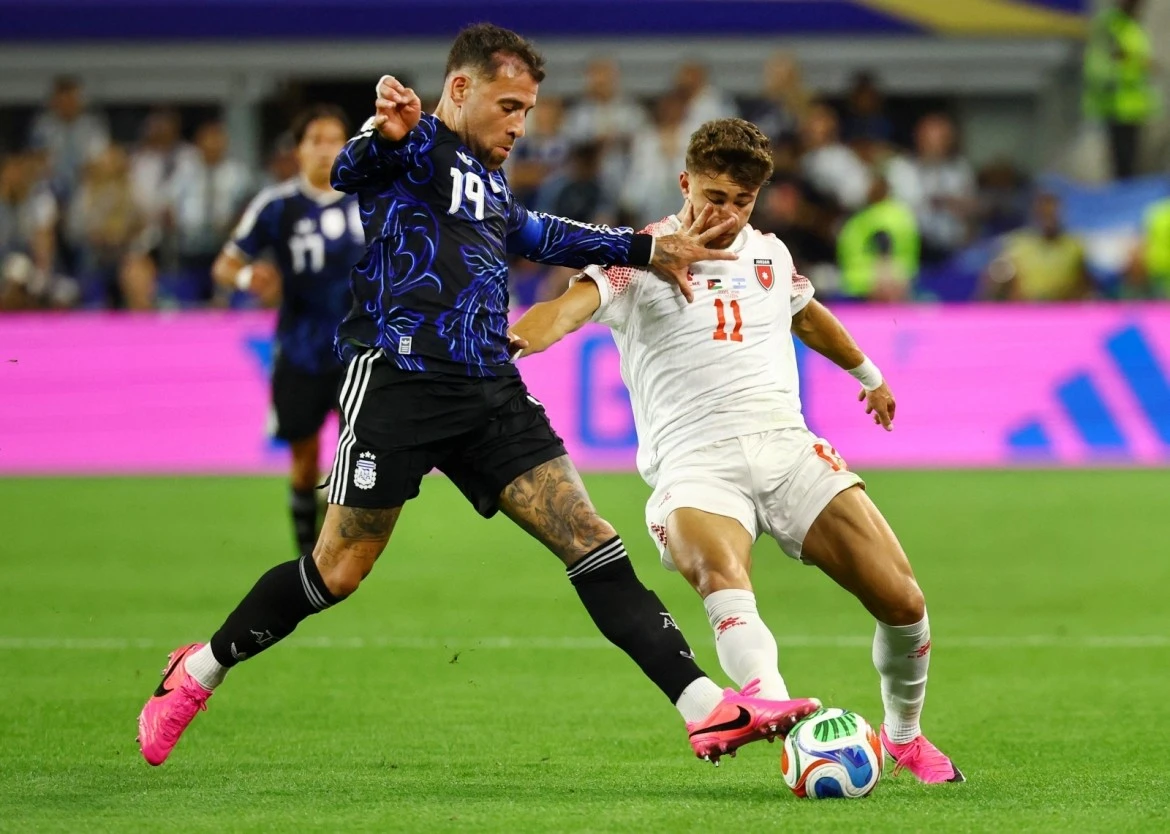 Các cầu thủ Jordan bất lực trong việc tìm đường vào khung thành của Argentina trong hiệp thi đấu thứ nhất.