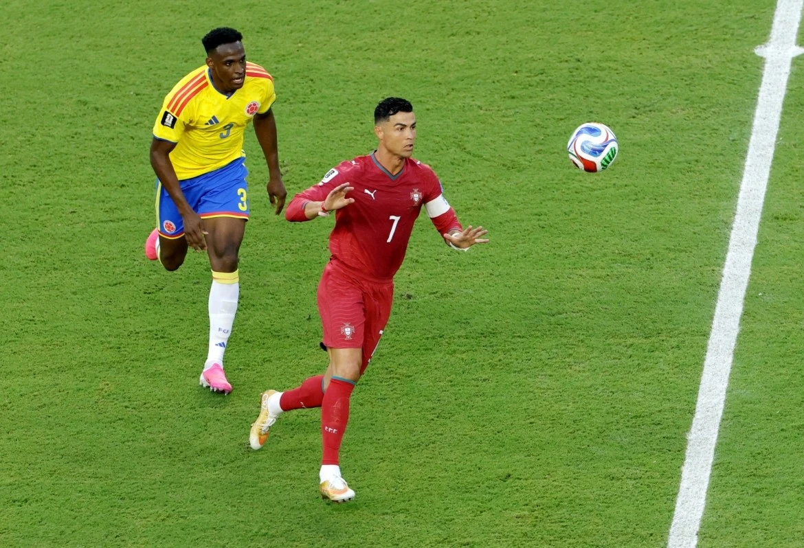 CR7 thi đấu trên sân.