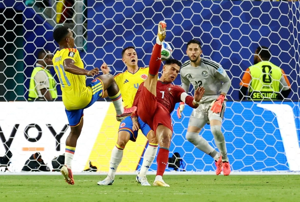 Pha ngả người móc bóng đẹp mắt không thành bàn của CR7 trong hiệp một.
