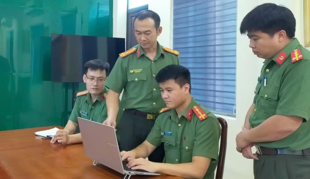 Cán bộ, chiến sĩ Phòng An ninh mạng và phòng, chống tội phạm sử dụng công nghệ cao tăng cường rà soát, nắm tình hình trên không gian mạng.