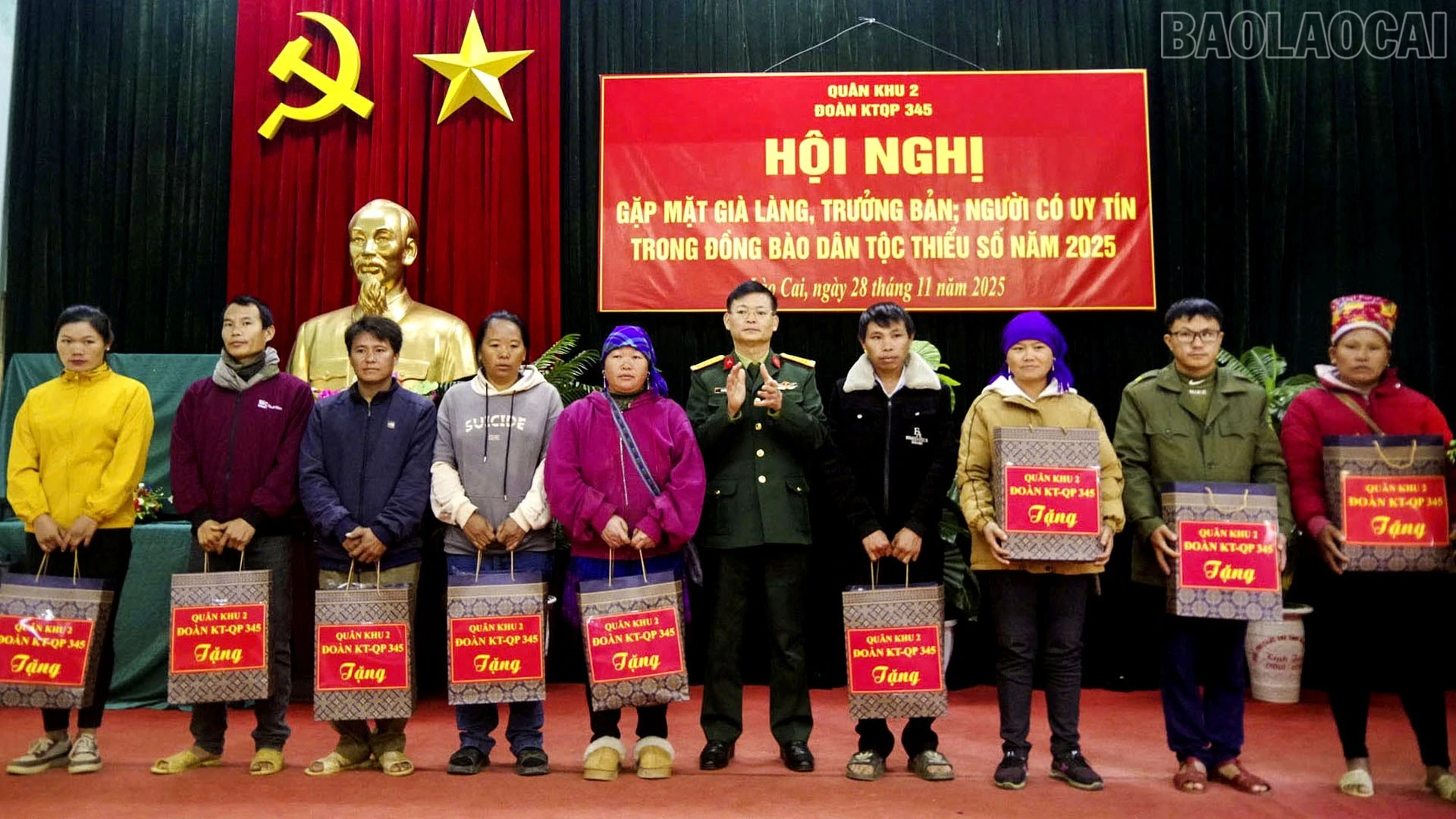 baolaocai-tr_trao-qua1.jpg